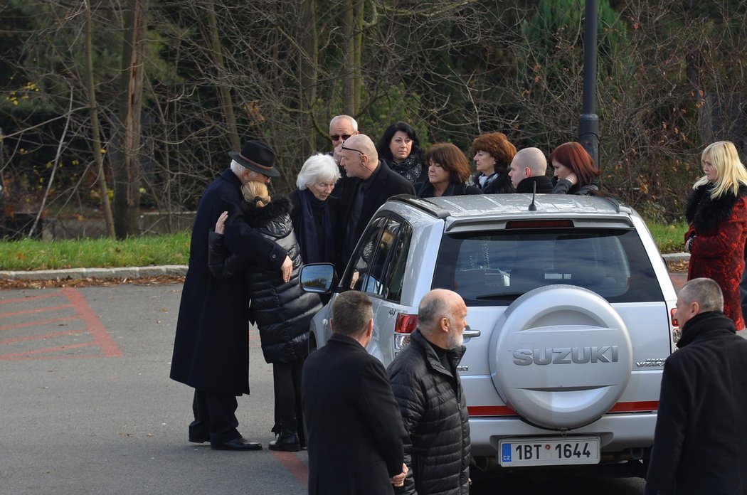 Na pohřeb Jany Novotné dorazila zarmoucena rodina a přátelé.