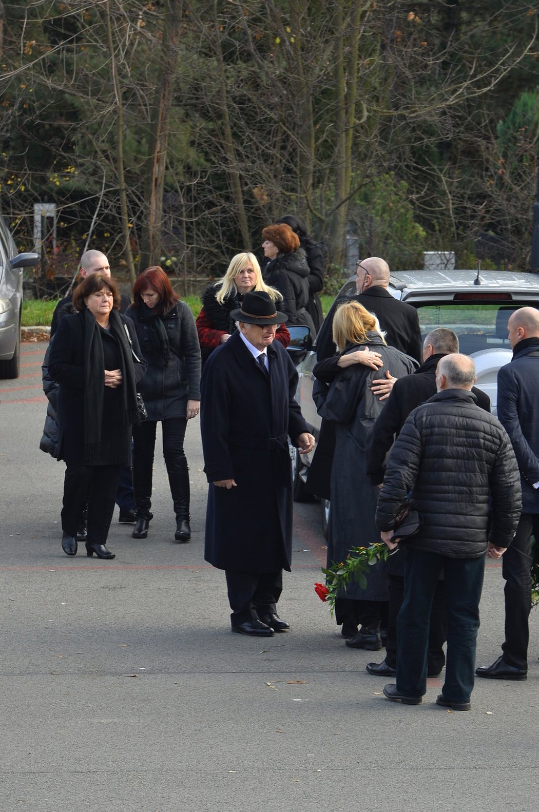 Na pohřeb Jany Novotné dorazila zarmoucená rodina a přátelé.