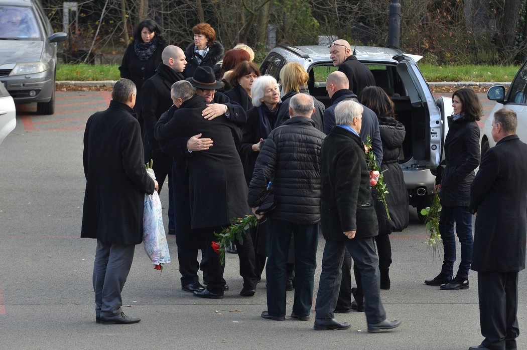 Na pohřeb Jany Novotné dorazila zarmoucená rodina a přátelé.