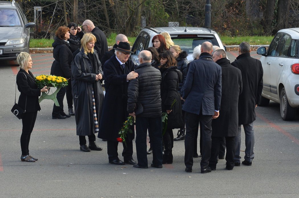 Na pohřeb Jany Novotné dorazila zarmoucená rodina a přátelé.