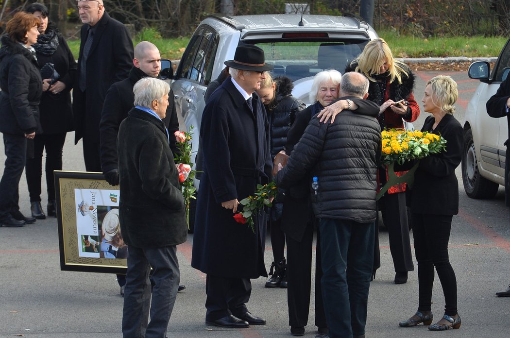 Na pohřeb Jany Novotné dorazila zarmoucená rodina a přátelé.