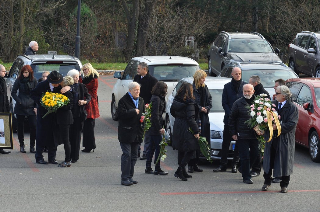 Na pohřeb Jany Novotné dorazila zarmoucená rodina a přátelé.