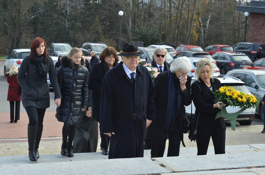 Na pohřeb Jany Novotné dorazila zarmoucená rodina a přátelé.