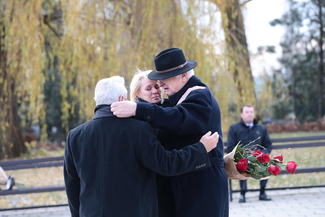 Na pohřeb Jany Novotné dorazila zarmoucená rodina a přátelé.