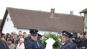 Pohřbu obětí nehody sexuologa Weisse se zúčastnilo 800 lidí.