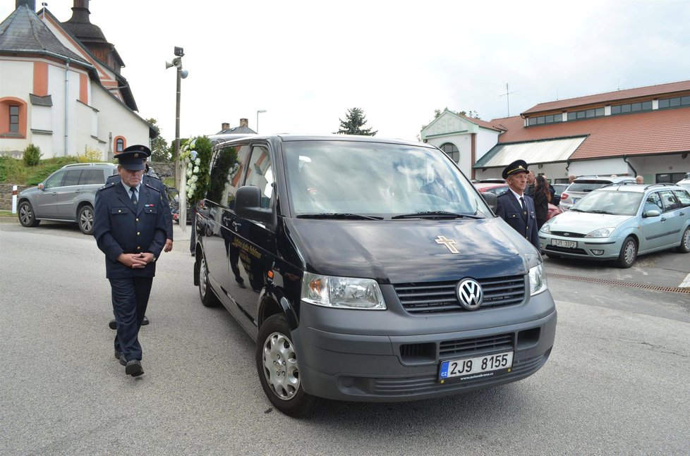 Pohřbu obětí nehody sexuologa Weisse se zúčastnilo 800 lidí.