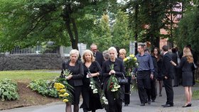 Lidé přinesli k rakvi zesnulého Radka mnoho květin a věnců