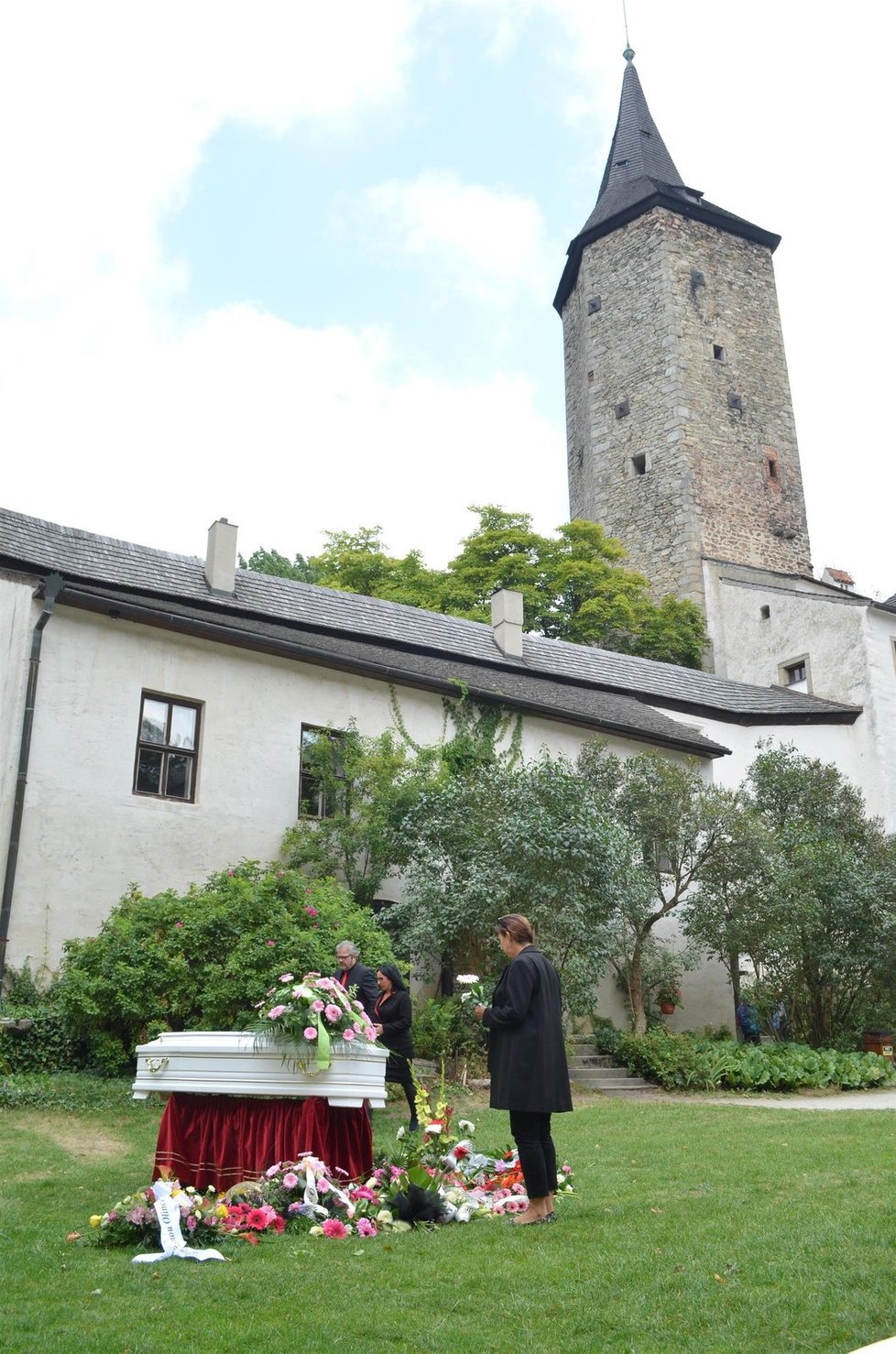 Olinku pohřbili v bílé rakvi na hradě Roštejn