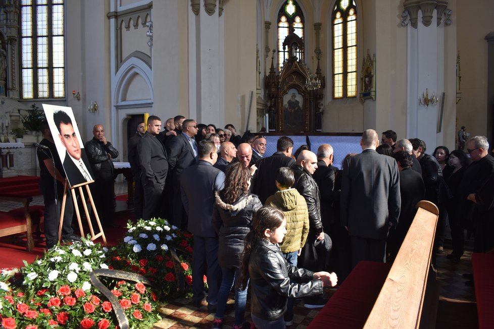 V Ostravě se příbuzní a známí loučili s místní romskou autoritou Jozefem Facunou (†62). Nebožtík ležel v otevřené rakvi.