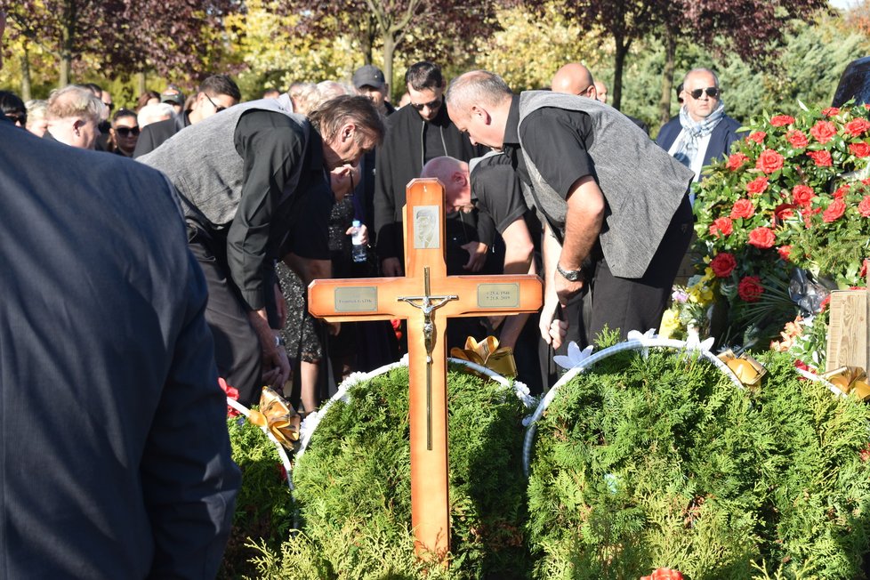 V Ostravě se stovky lidí loučily s místním podnikatelem a romskou autoritou Jozefem Facunou (†62).