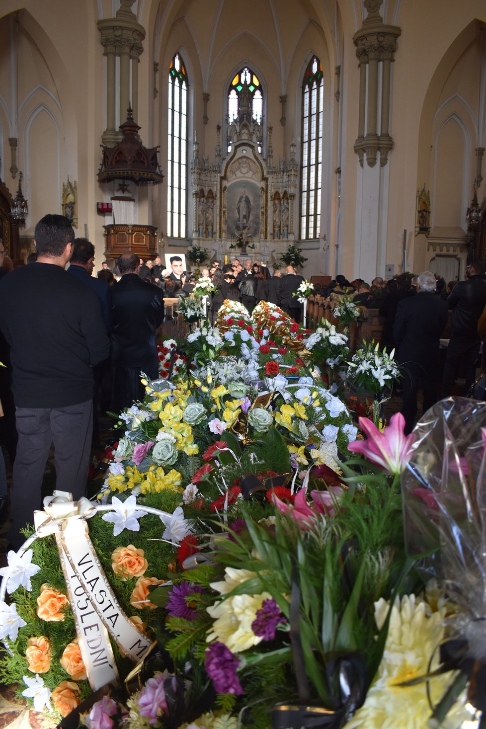 V Ostravě se stovky lidí loučily s místním podnikatelem a romskou autoritou Jozefem Facunou (†62).