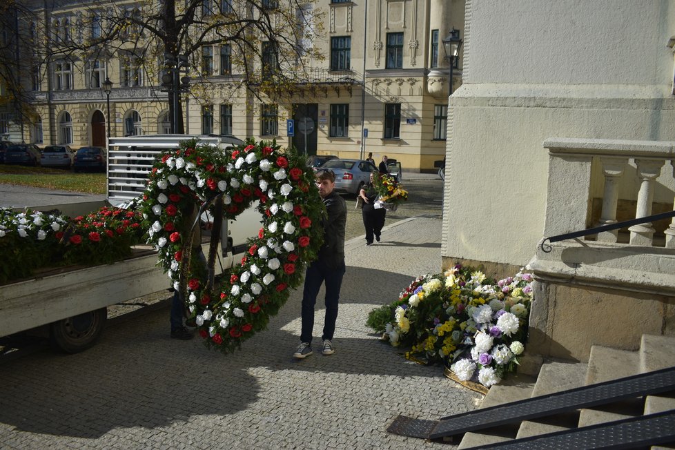 V Ostravě se stovky lidí loučily s místním podnikatelem a romskou autoritou Jozefem Facunou (†62).