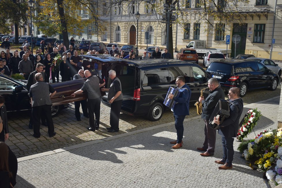 V Ostravě se stovky lidí loučily s místním podnikatelem a romskou autoritou Jozefem Facunou (†62).