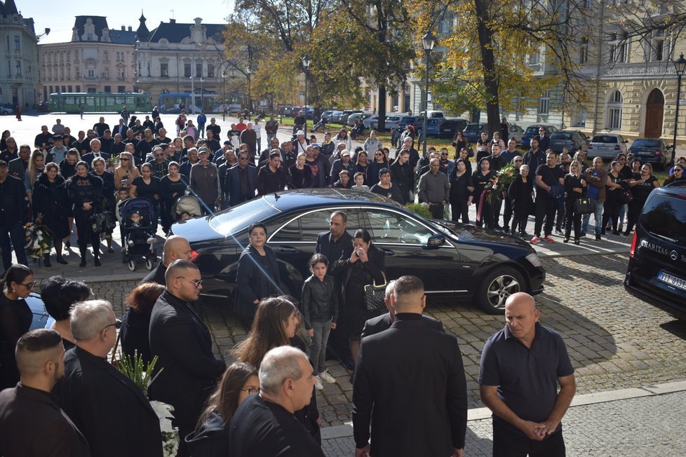 V Ostravě se stovky lidí loučily s místním podnikatelem a romskou autoritou Jozefem Facunou (†62).