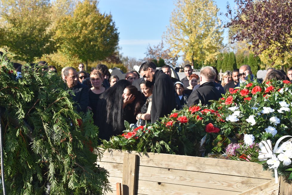 V Ostravě se stovky lidí loučily s místním podnikatelem a romskou autoritou Jozefem Facunou (†62).