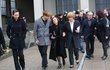Zdrcenou vdovu Luku Rubanovičovou museli rodinní příslušníci v krematoriu podpírat.