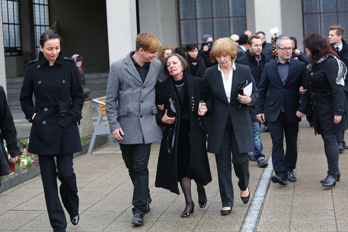 Zdrcenou vdovu Luku Rubanovičovou museli rodinní příslušníci v krematoriu podpírat.