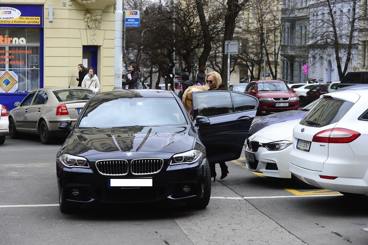 Havlová zaparkovala se svým BMW tak, že ostatní řidiči neměli šanci vyjet.