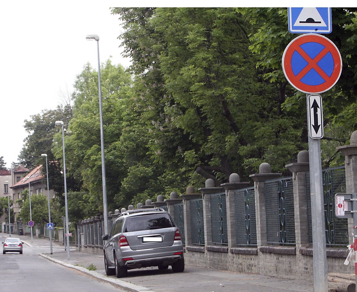 5. 10. 2012 Zákaz zastavení Bývalá první dáma neporušuje předpisy silničního provozu jenom tehdy, je-li sama za volantem. Když si nechala přistavit auto s řidičem před domem, zaparkovalo na zákazu zastavení, a opět na chodníku.