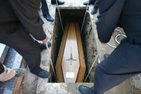 Šokující pohřeb Anny (†71): Během obřadu vypadla z rakve!