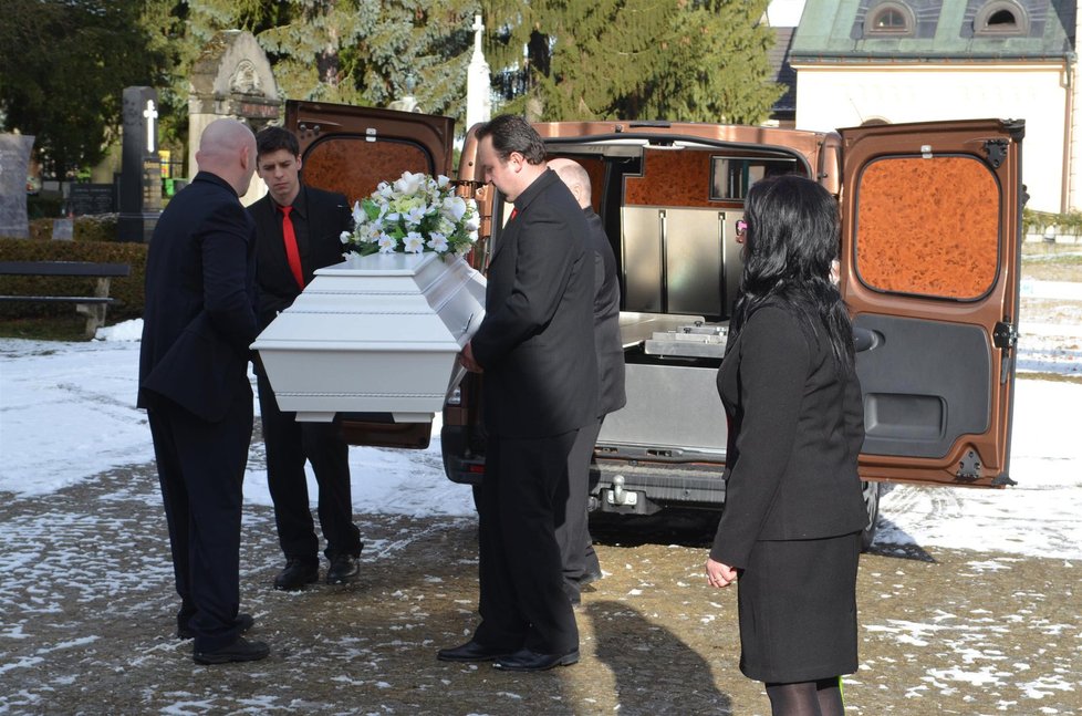 Patrika pohřbili v bílé rakvi.