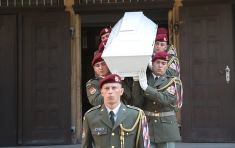 Tři stovky lidí i kolegové z armády se přišly rozloučit s Patrikem Štěpánkem (†25).