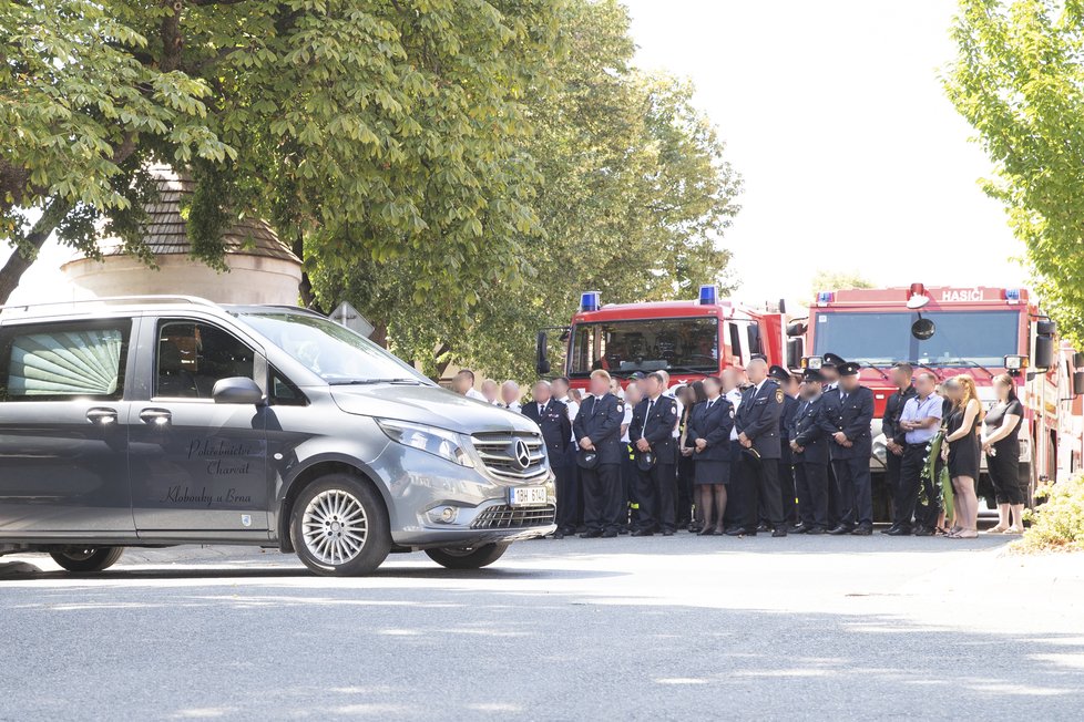 Poslední rozloučení s dobrovolným hasičem Josefem P. (†26) ve Velkých Pavlovicích