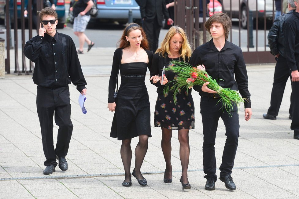 Syn a dcera Milana Peroutky přicházejí spolu se svou matkou do krematoria ve Strašnicích