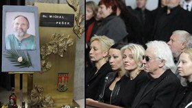 Pohřeb Michala Peška (†53). Žilková s Agátou: Usedavě plakaly nebo se smály  