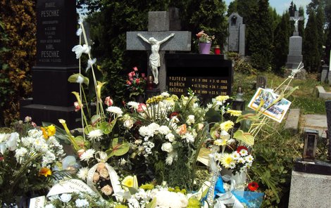 Na hřbitově v Novém Jičíně včera proběhl další smuteční obřad a ukládání do hrobu.