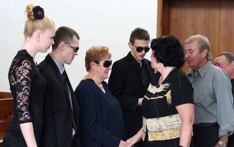 Bratři Michal (vlevo) a Petr (vpravo) přijímají s maminkou kondolence.