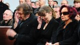 Pohřeb manžela Petry Janů: Zpěvačku podpírá nevlastní dcera