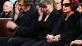 Pohřeb manžela Petry Janů: Zpěvačku podpírá nevlastní dcera