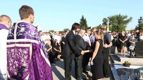 Policisté, rodina a přátelé se rozloučili s tragicky zesnulým Josefem.