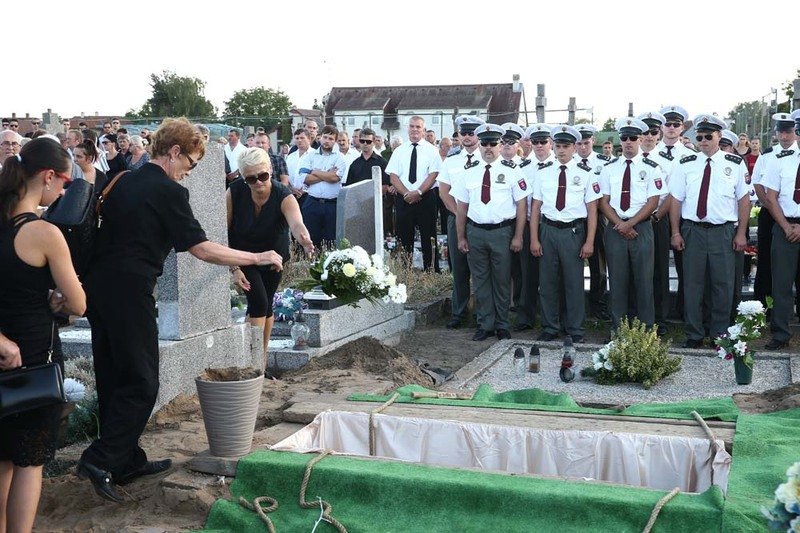 Policisté, rodina a přátelé se rozloučili s tragicky zesnulým Jozefem.