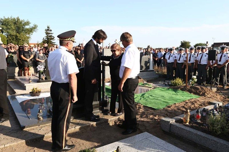 Policisté, rodina a přátelé se rozloučili s tragicky zesnulým Jozefem.