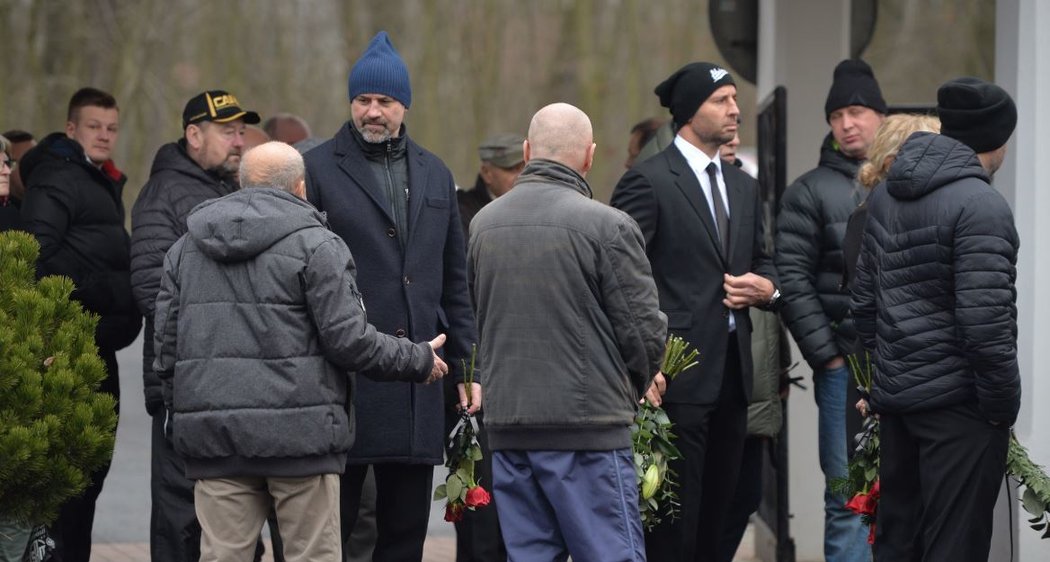 Naposledy se s masérem zlatého hokejového týmu z Nagana Václavem Šaškem přišli rozloučit Martin Ručinský (vpravo) a Josef Beránek (vlevo)