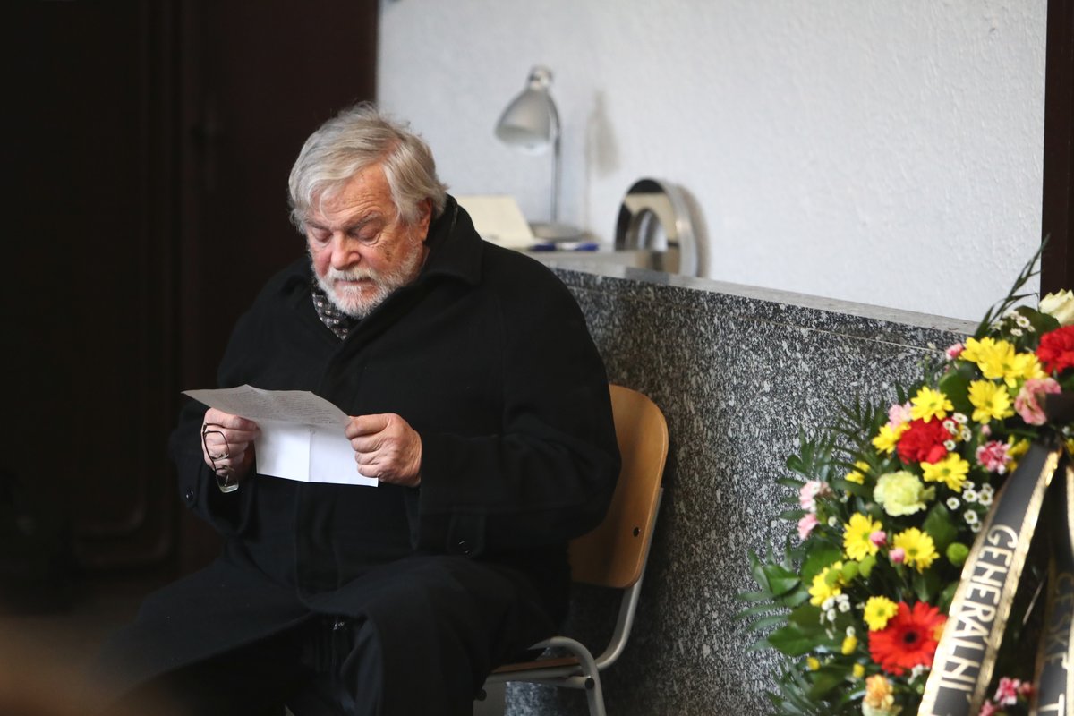 Jan Kačer vsedě pronesl smuteční řeč nad hrobem Zdeňka Mahlera