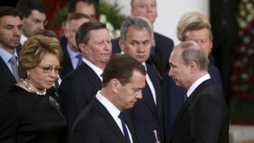 Vladimir Putin truchlí společně s předsedou vlády Medveděvem.