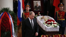 Posmutnělý Putin na Primakovovou rakví