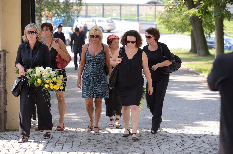 Pozůstalí se přišli naposledy rozloučit s Radkem, který zemřel v autě smrti