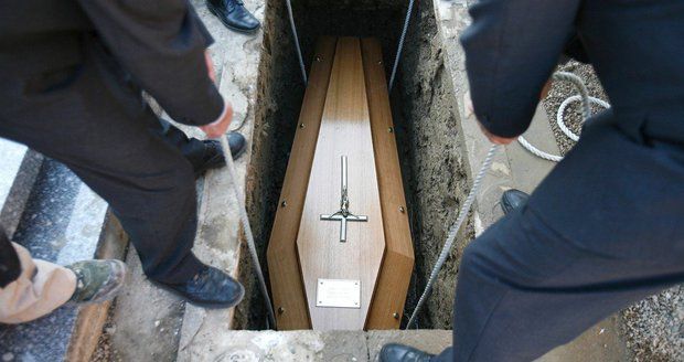 Při posledním rozloučení došlo k záměně nebožtíku: Za chybu mohou zaměstnanci pohřebního ústavu! (ilustrační foto)