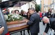 Pohřeb zpěváka Pavla Nováka, maminka Olga se zhroutila nad rakví. 