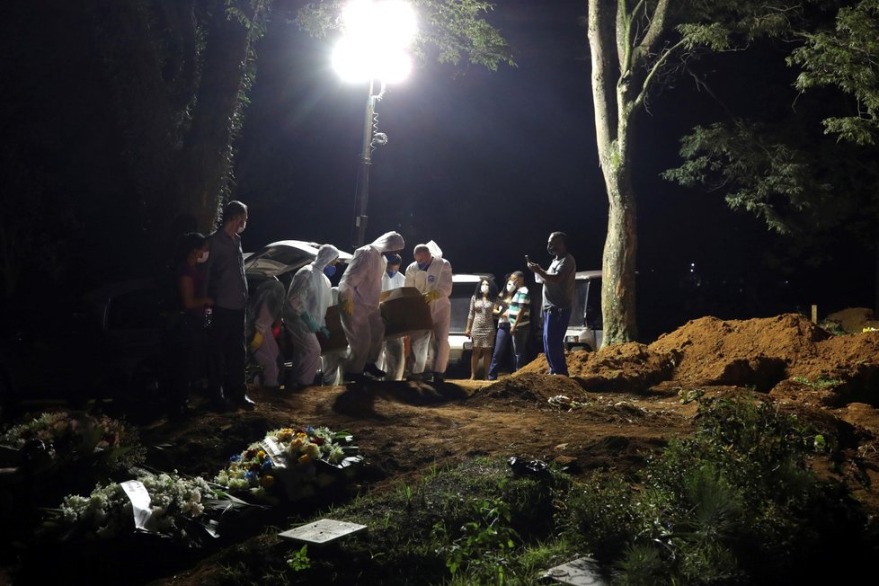 Pohřbívání zesnulých na koronavirus v brazilském Sao Paulu (25. 3. 2021)