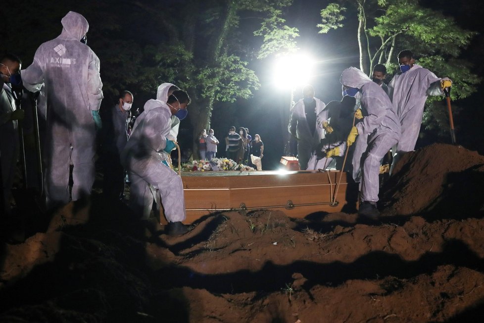 Pohřbívání zesnulých na koronavirus v brazilském Sao Paulu (25. 3. 2021)