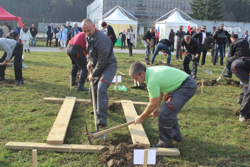 Soutěže v kopání hrobů se zúčastnilo 14 družstev z Polska, Maďarska, Slovenska a Česka