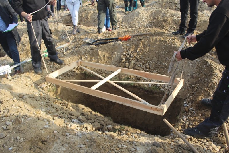 Soutěže v kopání hrobů se zúčastnilo 14 družstev z Polska, Maďarska, Slovenska a Česka
