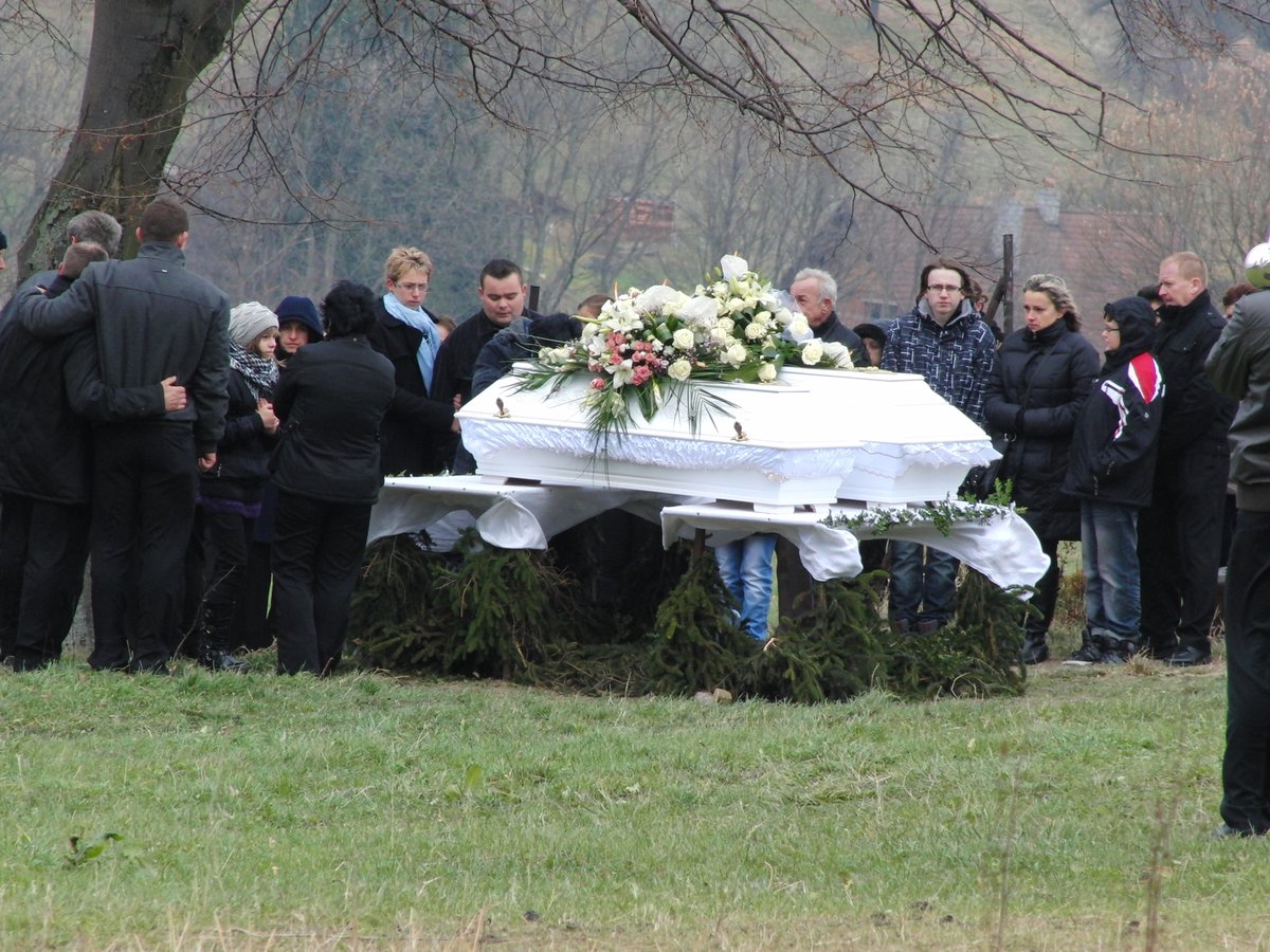 Rodina a přátelé se loučili u domu v Lopeníku, kde dívky bydlely.