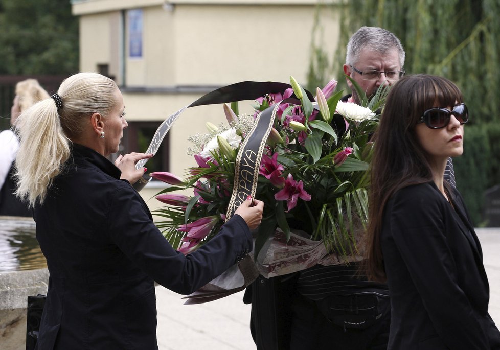 Robertu Hájkovi dali hosté k rakvi několik věnců.