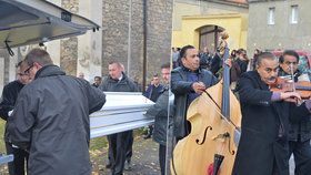 Na pohřeb mladého Roma, který zemřel v žatecké pizzerii, přišly asi dvě stovky lidí.